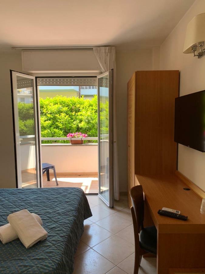 Hotel Mare Azzurro Terracina Exterior photo